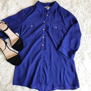 ◦ H&M ◦ Blue button up blouse